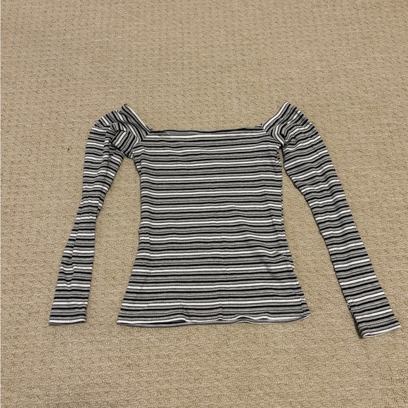 4 Holister tops in 1 bundle. - Picture 8 of 11